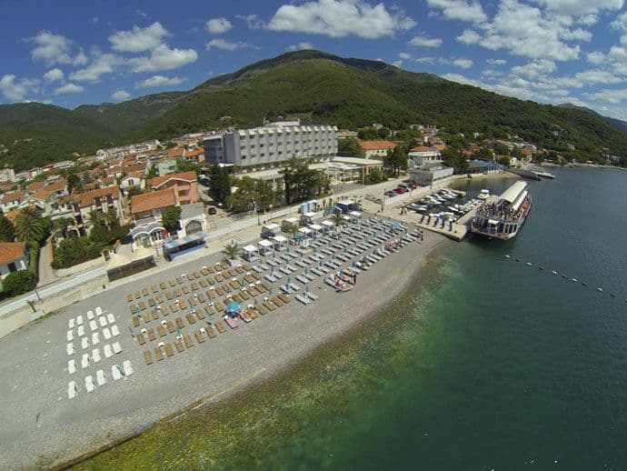 Francuska ambasada protestovala zbog oduzimanja plažnog mobilijara hotelu "Delfin" Francuska ambasada protestovala zbog oduzimanja plažnog mobilijara hotelu "Delfin"
