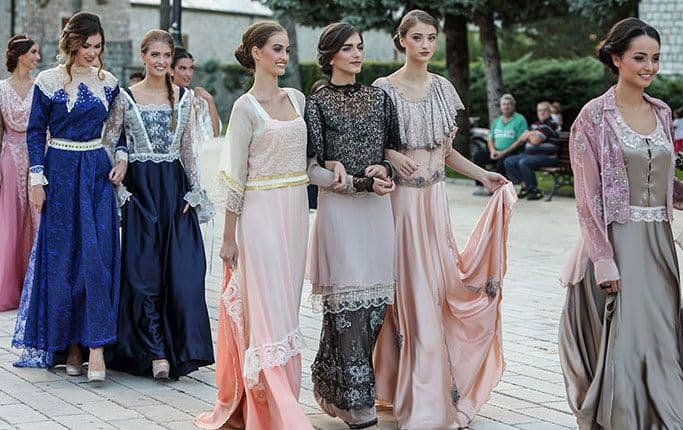 Izložba i performans "Evropska moda na crnogorskom dvoru" (FOTO) Izložba i performans "Evropska moda na crnogorskom dvoru" (FOTO)