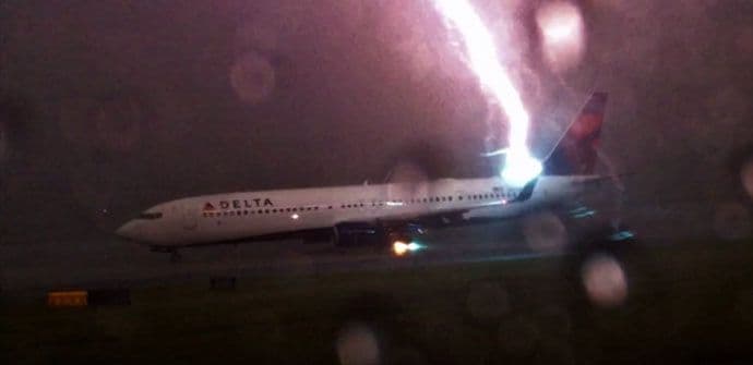 SAD: Grom udario u avion, nema povrijeđenih (VIDEO)  SAD: Grom udario u avion, nema povrijeđenih (VIDEO)