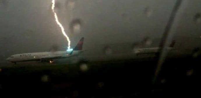 Avion sa 111 putnika pogodila munja (VIDEO) Avion sa 111 putnika pogodila munja (VIDEO)