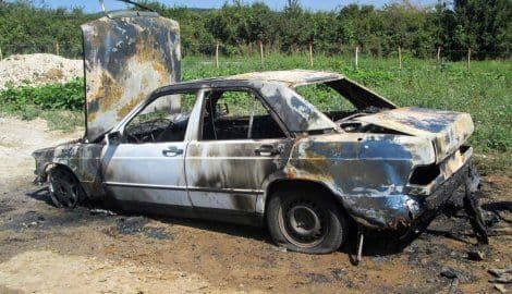 VATRENI SEKS ZA BIVŠEG: Zapalila mu mercedes dok je u njemu bio sa dvije djevojke VATRENI SEKS ZA BIVŠEG: Zapalila mu mercedes dok je u njemu bio sa dvije djevojke