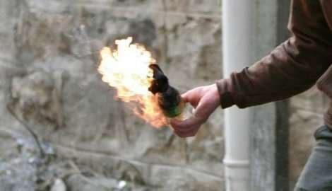 Dva automobila zapaljena molotovljevim koktelima Dva automobila zapaljena molotovljevim koktelima