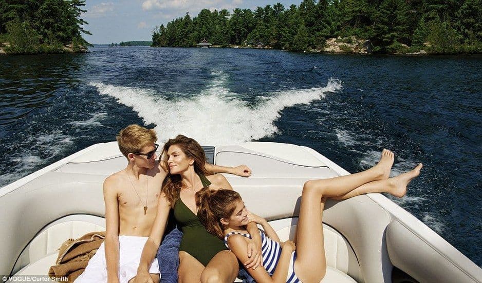 Sindi Kraford uživa na svom ostrvu Ontarijo Sindi Kraford uživa na svom ostrvu Ontarijo