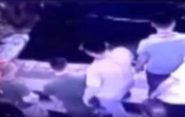 Zastrašujući snimak: Ljude na stanici progutala ogromna rupa Zastrašujući snimak: Ljude na stanici progutala ogromna rupa