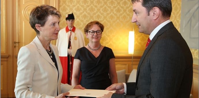 Ambasador CG u Švajcarskoj Damir Grbović predao akreditivna pisma Ambasador CG u Švajcarskoj Damir Grbović predao akreditivna pisma