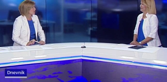 Voditeljka i gošća Dnevnika HRT u identičnoj odjeći i s istom frizurom Voditeljka i gošća Dnevnika HRT u identičnoj odjeći i s istom frizurom