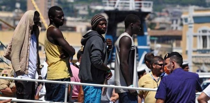 Uhapšeni krijumčari krivi za smrt 52 emigranta: Napadali ih noževima dok su se borili za vazduh Uhapšeni krijumčari krivi za smrt 52 emigranta: Napadali ih noževima dok su se borili za vazduh