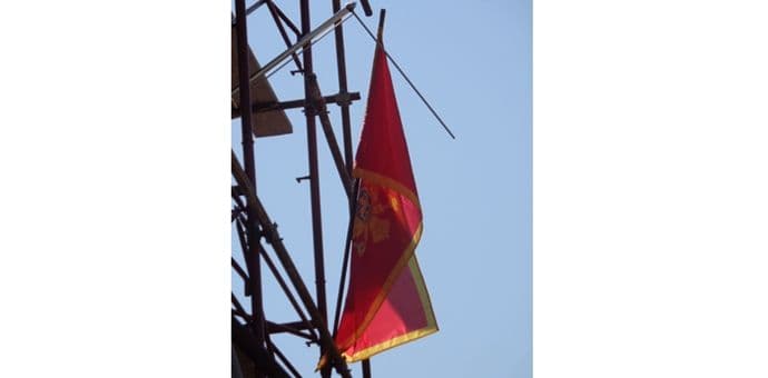 VUŠOVIĆ: Zamijenjena zastava na OŠ "Branko Božović" pocijepana tokom radova VUŠOVIĆ: Zamijenjena zastava na OŠ "Branko Božović" pocijepana tokom radova