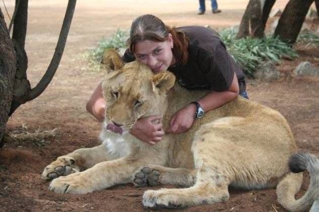 Miekie i lavica Elsa - nerazdvojne prijateljice Miekie i lavica Elsa - nerazdvojne prijateljice