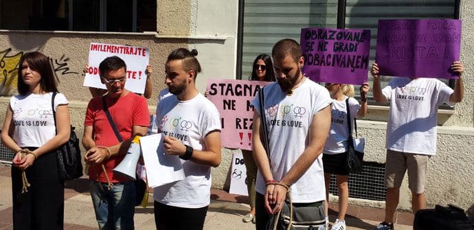 LGBT aktivisti protestovali ispred Vlade: Implementirajte strategiju ili odustanite od nje LGBT aktivisti protestovali ispred Vlade: Implementirajte strategiju ili odustanite od nje