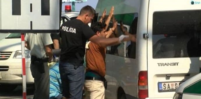 SLOVAČKA: Dvojica Srba uhapšena zbog pokušaja krijumčarenja izbjeglica SLOVAČKA: Dvojica Srba uhapšena zbog pokušaja krijumčarenja izbjeglica
