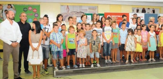 Pobjeda uručila 100 kompleta udžbenika: Mali poklon đacima za velike uspjehe (VIDEO) Pobjeda uručila 100 kompleta udžbenika: Mali poklon đacima za velike uspjehe (VIDEO)