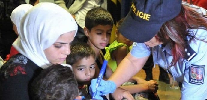 Češka policija izbjeglice skida sa vozova i ispisuje im brojeve na rukama Češka policija izbjeglice skida sa vozova i ispisuje im brojeve na rukama