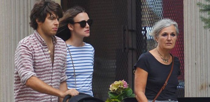 FOTO: Novopečeni roditelji u šetnji sa bebom FOTO: Novopečeni roditelji u šetnji sa bebom