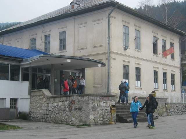 U tri škole otkriveno: Isplaćivane zarade za 25 nepostojećih radnika U tri škole otkriveno: Isplaćivane zarade za 25 nepostojećih radnika