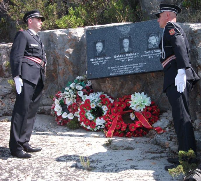 Položeni vijenci na spomen obilježje poginulim pripadnicima Vazduhoplovstva Položeni vijenci na spomen obilježje poginulim pripadnicima Vazduhoplovstva