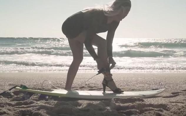 Surf na štiklama: Pogledajte kako to radi surferka Maud Le Car Surf na štiklama: Pogledajte kako to radi surferka Maud Le Car