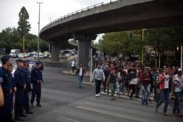 Migranti krenuli u novi marš ka Austriji Migranti krenuli u novi marš ka Austriji