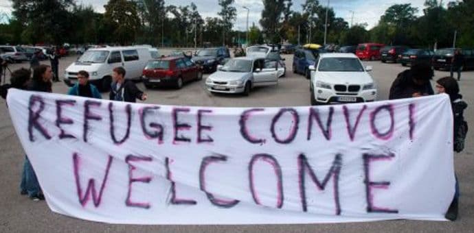 Stotine Austrijanaca krenulo kolima ka Mađarskoj po izbjeglice Stotine Austrijanaca krenulo kolima ka Mađarskoj po izbjeglice