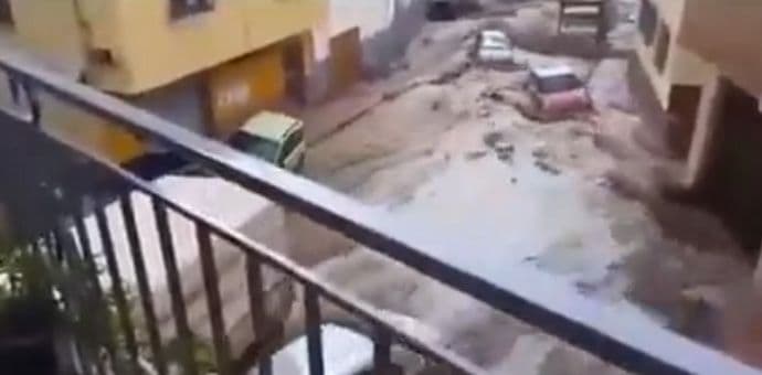 Španija: Vodene bujice nose automobile, poginulo najmanje deset osoba Španija: Vodene bujice nose automobile, poginulo najmanje deset osoba