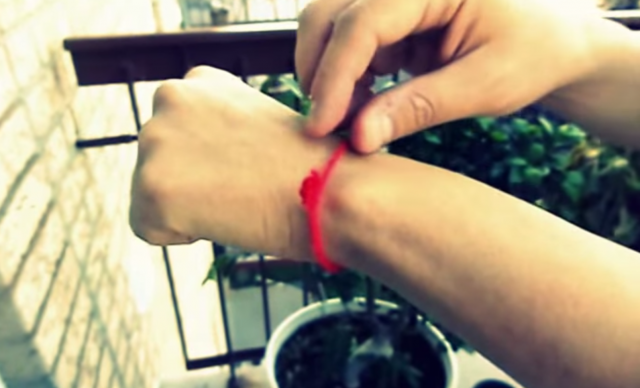 Zašto ljudi nose crveni konac oko ruke? Zašto ljudi nose crveni konac oko ruke?