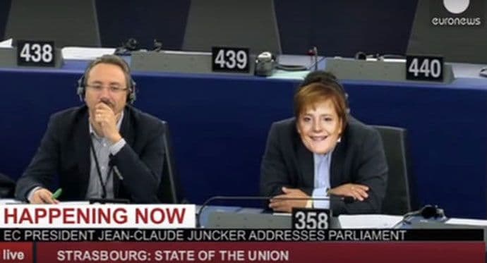 Navukao masku Angele Merkel i prekinuo Junkerov govor (VIDEO) Navukao masku Angele Merkel i prekinuo Junkerov govor (VIDEO)