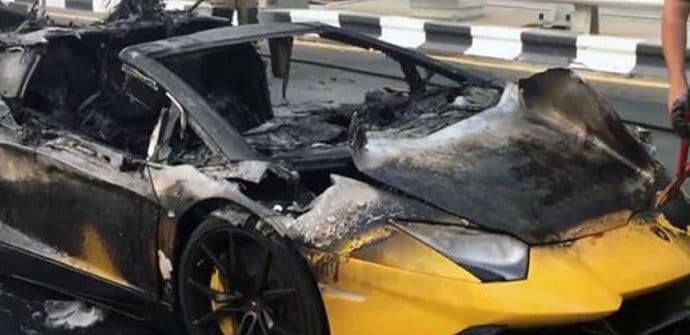 Od lamborginija ostali samo "dugmići" (VIDEO) Od lamborginija ostali samo "dugmići" (VIDEO)