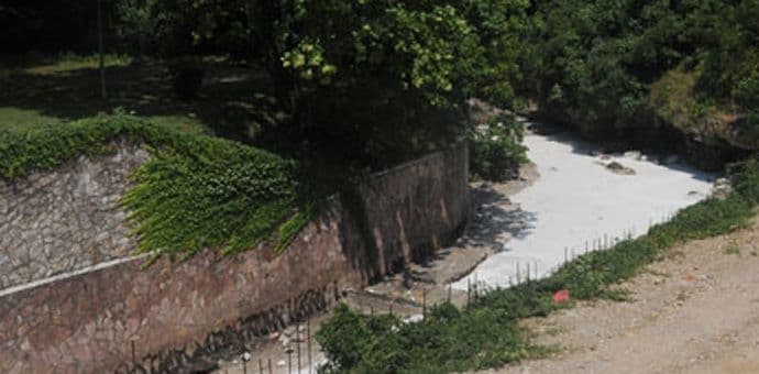 Počelo uklanjanje betona iz korita Ribnice Počelo uklanjanje betona iz korita Ribnice