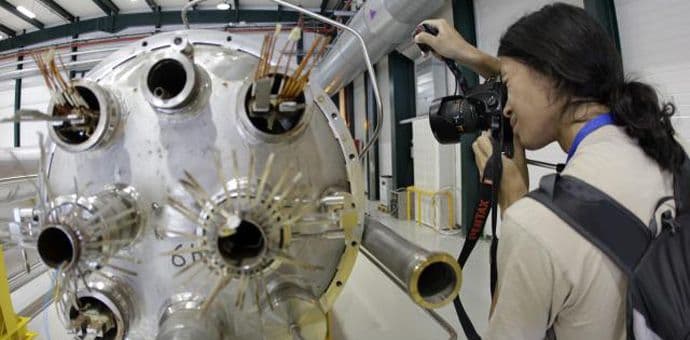 LHC otkrio pukotine u standardnoj fizici? LHC otkrio pukotine u standardnoj fizici?