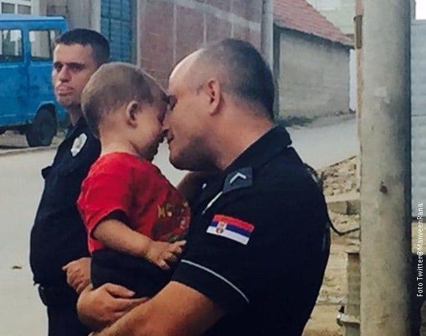 Ko je policajac koji grli sirijskog dječaka Ko je policajac koji grli sirijskog dječaka