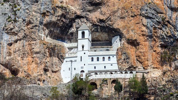 Nacrt zakona: Amfilohije mora plaćati poreze, Manastir Ostrog je državna imovina Nacrt zakona: Amfilohije mora plaćati poreze, Manastir Ostrog je državna imovina