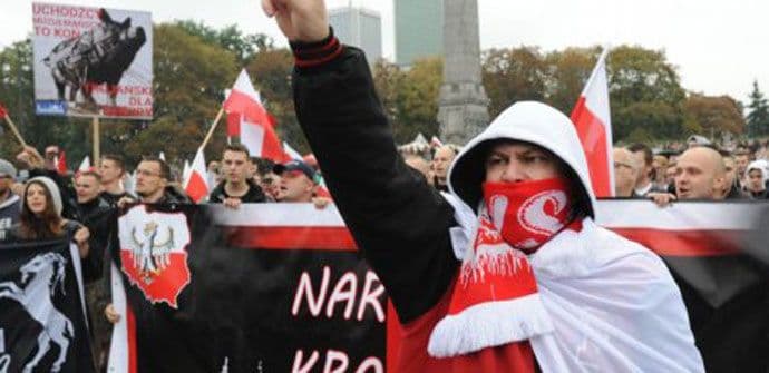 Poljska podijeljena: Plakat sa svinjskom glavom, so i pogača za izbjeglice Poljska podijeljena: Plakat sa svinjskom glavom, so i pogača za izbjeglice