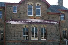 Pokušajte i vi: Voditelj bez problema izgovorio najduži naziv mjesta u Evropi Pokušajte i vi: Voditelj bez problema izgovorio najduži naziv mjesta u Evropi