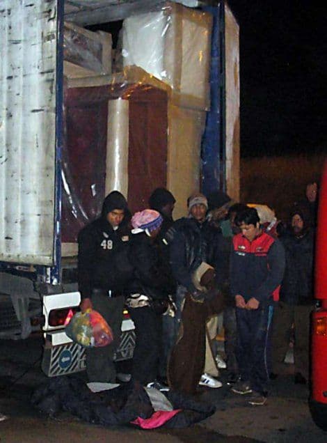 Spašene 42 izbjeglice iz hladnjače na autoputu u Austriji Spašene 42 izbjeglice iz hladnjače na autoputu u Austriji