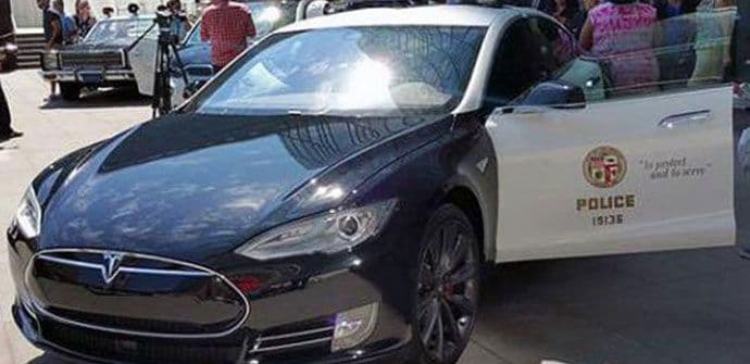 Policajci Los Anđelesa voze Teslu S P85D (FOTO) Policajci Los Anđelesa voze Teslu S P85D (FOTO)