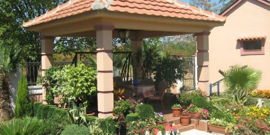 Najljepša je bašta Snežane Vuković Najljepša je bašta Snežane Vuković