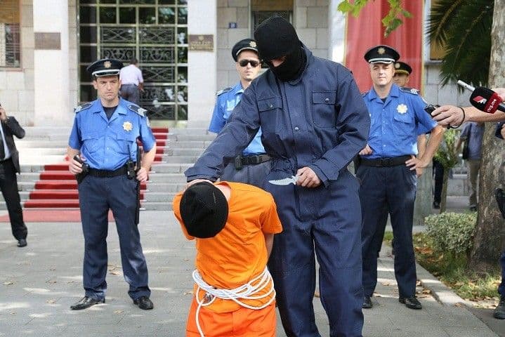 Perfomans Pokreta za neutralnost: Crnogorcima ne treba NATO (VIDEO) Perfomans Pokreta za neutralnost: Crnogorcima ne treba NATO (VIDEO)