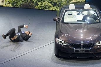 Zavrtjelo mu se: Direktor BMW-a pao tokom predstavljanja auta (VIDEO)
