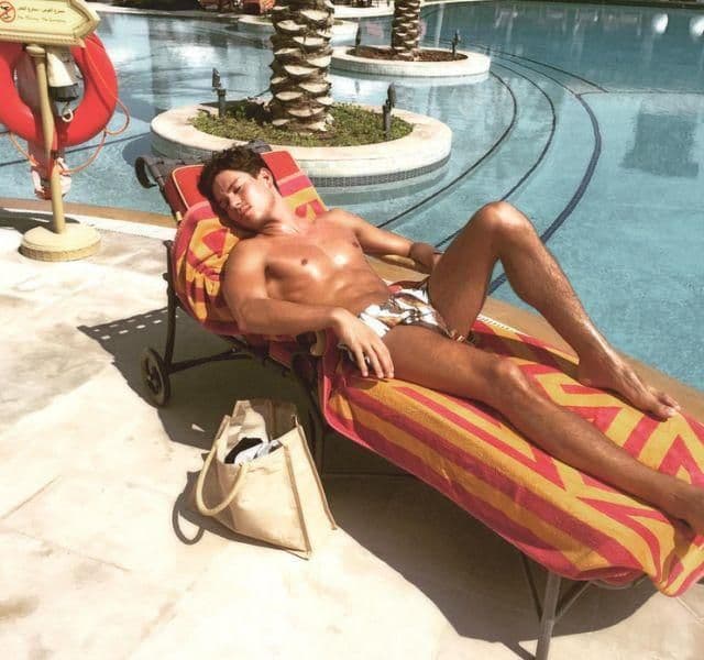 Oduševio obožavateljke fotografijom kraj bazena Oduševio obožavateljke fotografijom kraj bazena