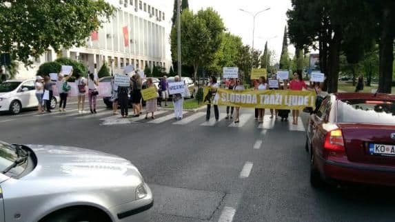 Žene DF-a blokirale saobraćaj na pet minuta: Digni glas za svoj spas! Žene DF-a blokirale saobraćaj na pet minuta: Digni glas za svoj spas!