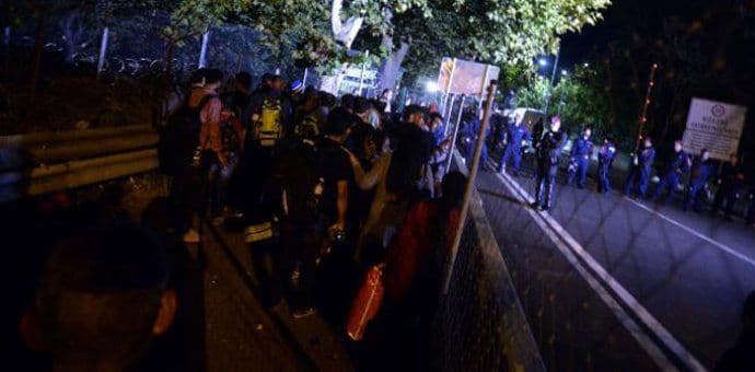 Mađarski policajac pustio psa na izbjeglicu Mađarski policajac pustio psa na izbjeglicu