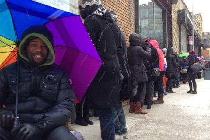 Izmislio novi posao: Zarađuje čekajući u redovima Izmislio novi posao: Zarađuje čekajući u redovima