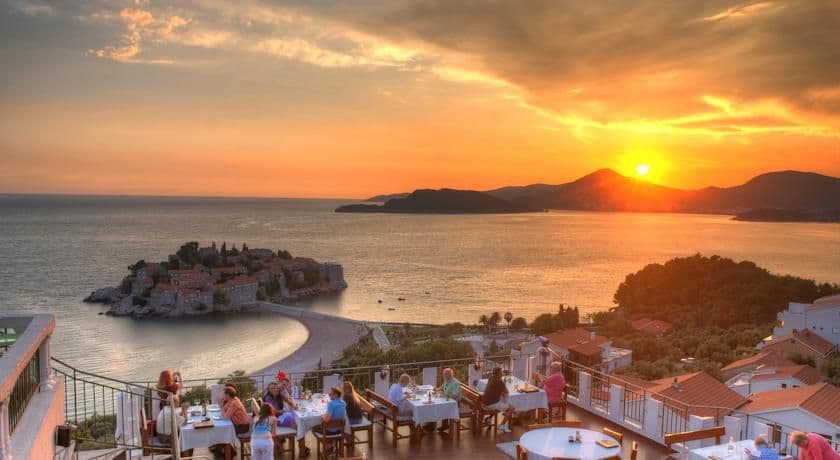 DUO NIKČEVIĆ-BULATOVIĆ: Elegancija Svetog Stefana u spotu "Snovi" DUO NIKČEVIĆ-BULATOVIĆ: Elegancija Svetog Stefana u spotu "Snovi"