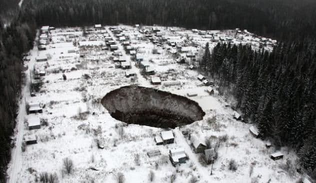 (VIDEO) Rupa u Rusiji ne prestaje rasti, trenutna širina 125 metara (VIDEO) Rupa u Rusiji ne prestaje rasti, trenutna širina 125 metara