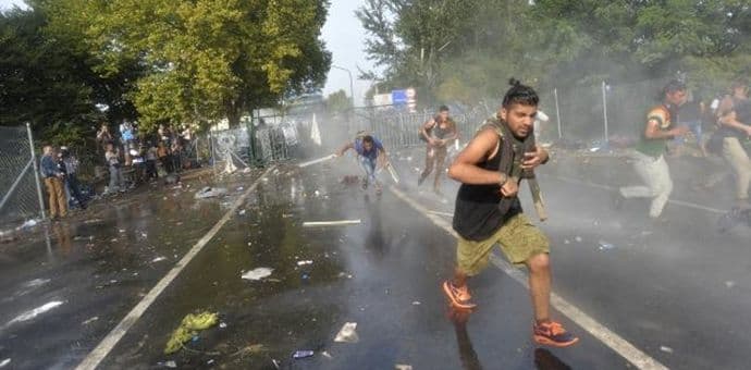 Prelaz Horgoš 2: Izbjeglice pale gume, mađarska policija ih rastjeruje suzavcem i vodenim topovima Prelaz Horgoš 2: Izbjeglice pale gume, mađarska policija ih rastjeruje suzavcem i vodenim topovima