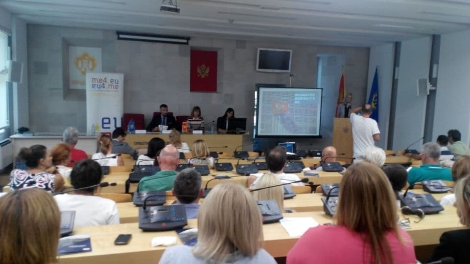 Pejović s učenicima u HN razgovarao o pristupanju Crne Gore EU Pejović s učenicima u HN razgovarao o pristupanju Crne Gore EU