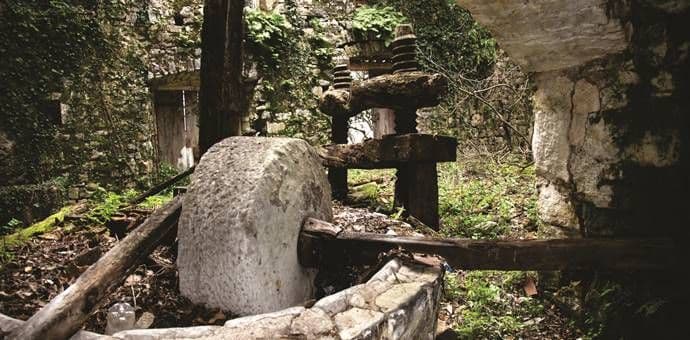 Promocija monografije "Tivat kroz stoljeća" u Donjoj Lastvi Promocija monografije "Tivat kroz stoljeća" u Donjoj Lastvi