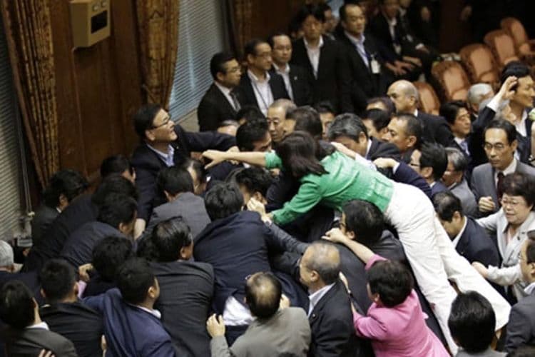 Tuča u japanskom parlamentu zbog vojnog zakona (VIDEO) Tuča u japanskom parlamentu zbog vojnog zakona (VIDEO)