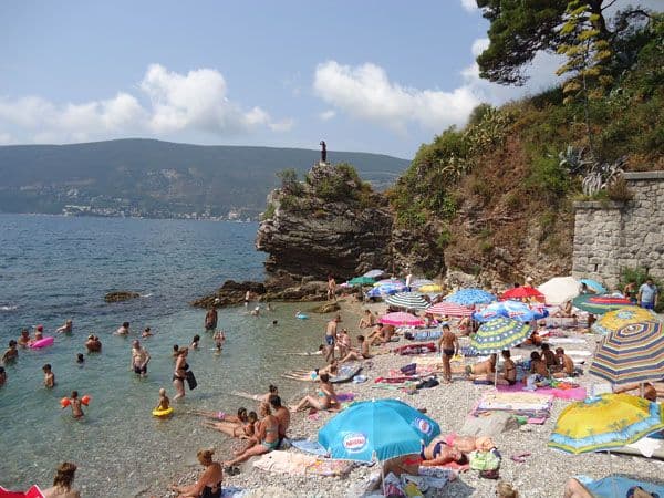 Morsko dobro zavodi red na plažama: Pola kupališta za građane Morsko dobro zavodi red na plažama: Pola kupališta za građane