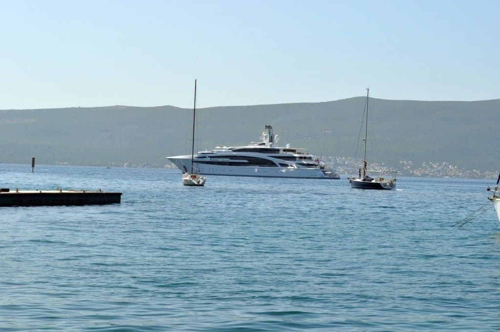 Dvije superjahte uplovile u Boku Dvije superjahte uplovile u Boku